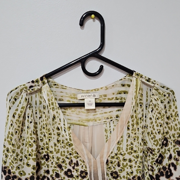 Arden B Cream Graphic Fitted Blouse 3/4 Sleeve - Picture 3 of 6